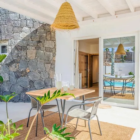 Villa Boutique By Lanzarote Retreats - Private Pool - 1 Min Walk To Sea Pool