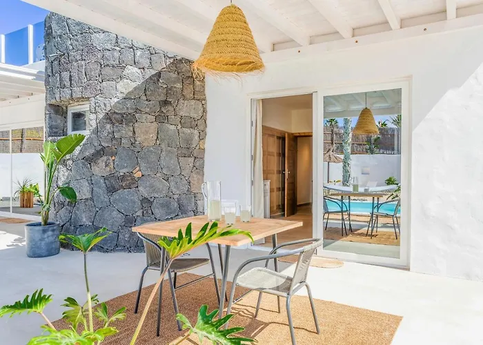 Villa Boutique By Lanzarote Retreats - Private Pool - 1 Min Walk To Sea Pool