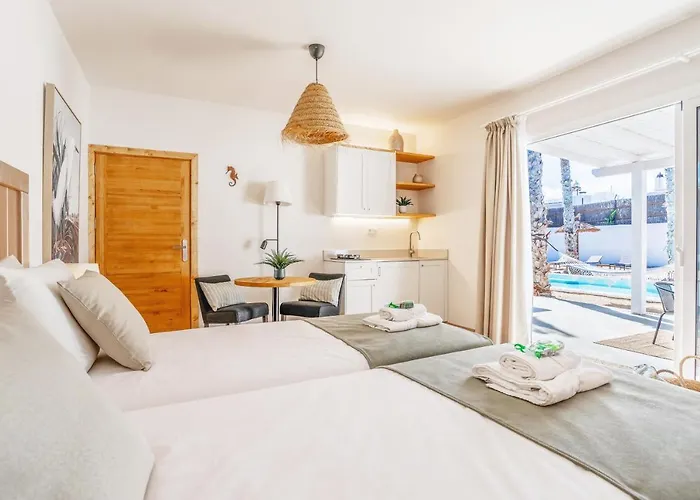 Boutique By Lanzarote Retreats - Private Pool - 1 Min Walk To Sea Pool Вилла *