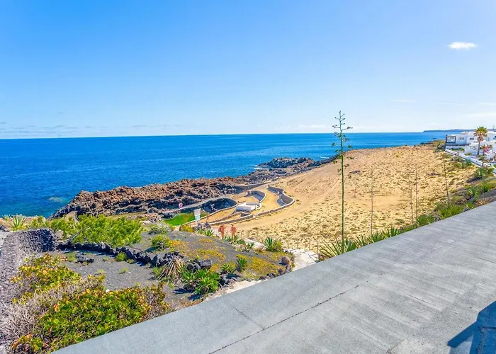 Вилла Boutique By Lanzarote Retreats - Private Pool - 1 Min Walk To Sea Pool